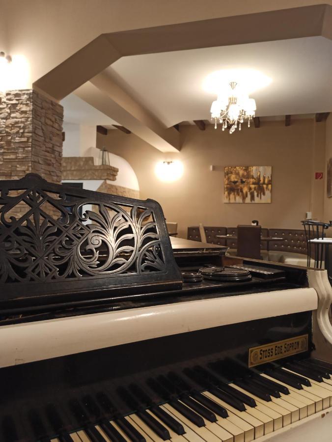 Eden Lounge Restaurant & Pension Veresegyház Eksteriør bilde